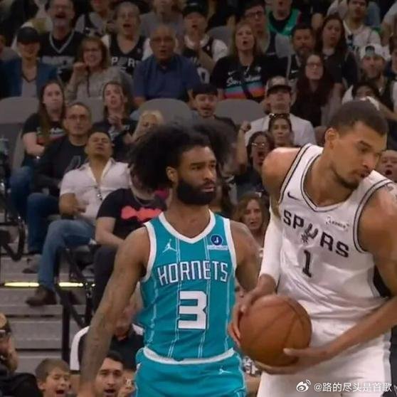 《完蛋！触发机制了？！马刺决定雪藏文班！32+12+8是过分了》全场比赛，文班亚