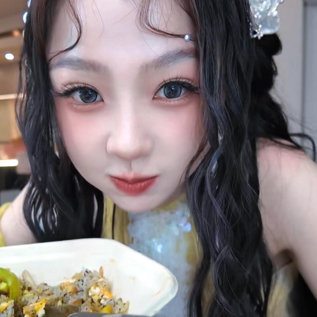 乖乖吃饭的海皇 ​​​