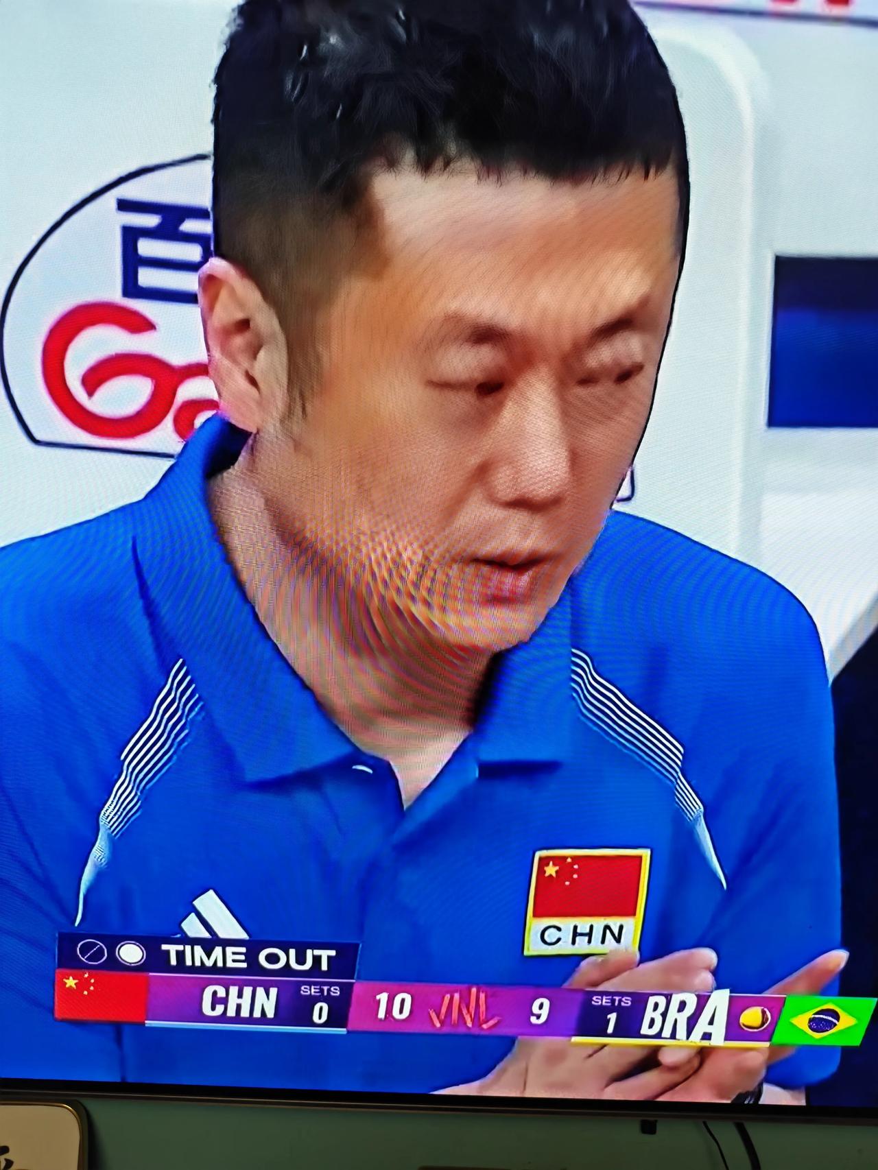 中国女排有两个位置存在着用人上的偏差，与世界强队相比，存在着明显不足，已经成了制