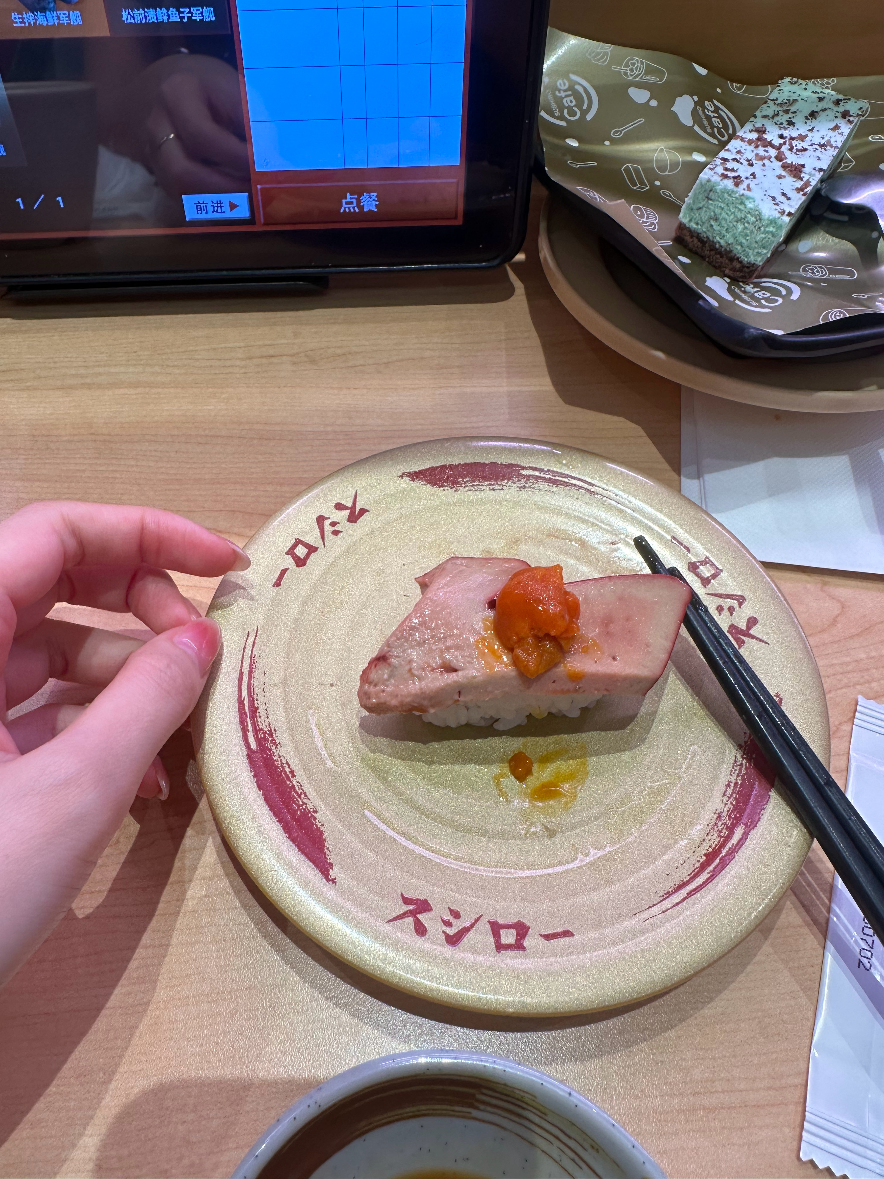 和子君在外滩六号吃海胆。 