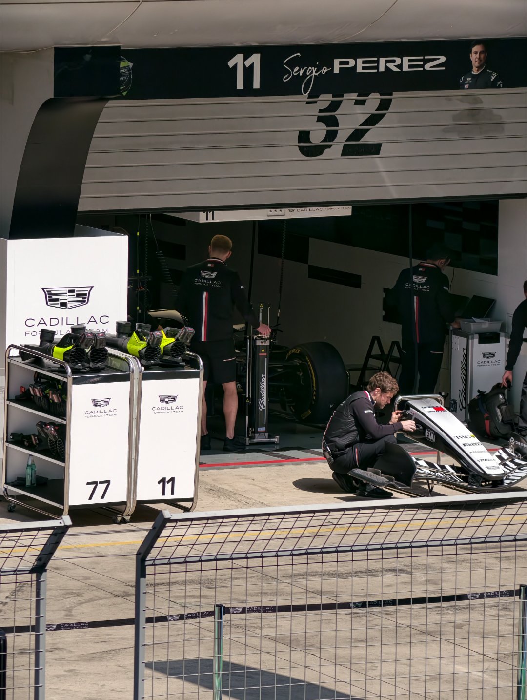 自从凯迪拉克 进入F1后，围场里多了很多凯迪拉克的接驳车，这一排凯迪拉克tmd帅