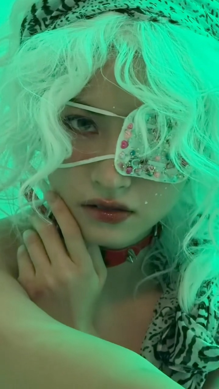 啊啊啊沈月今天cos的是我的妻子[流鼻血][流鼻血]沈月万圣节白发眼罩造型沈月万