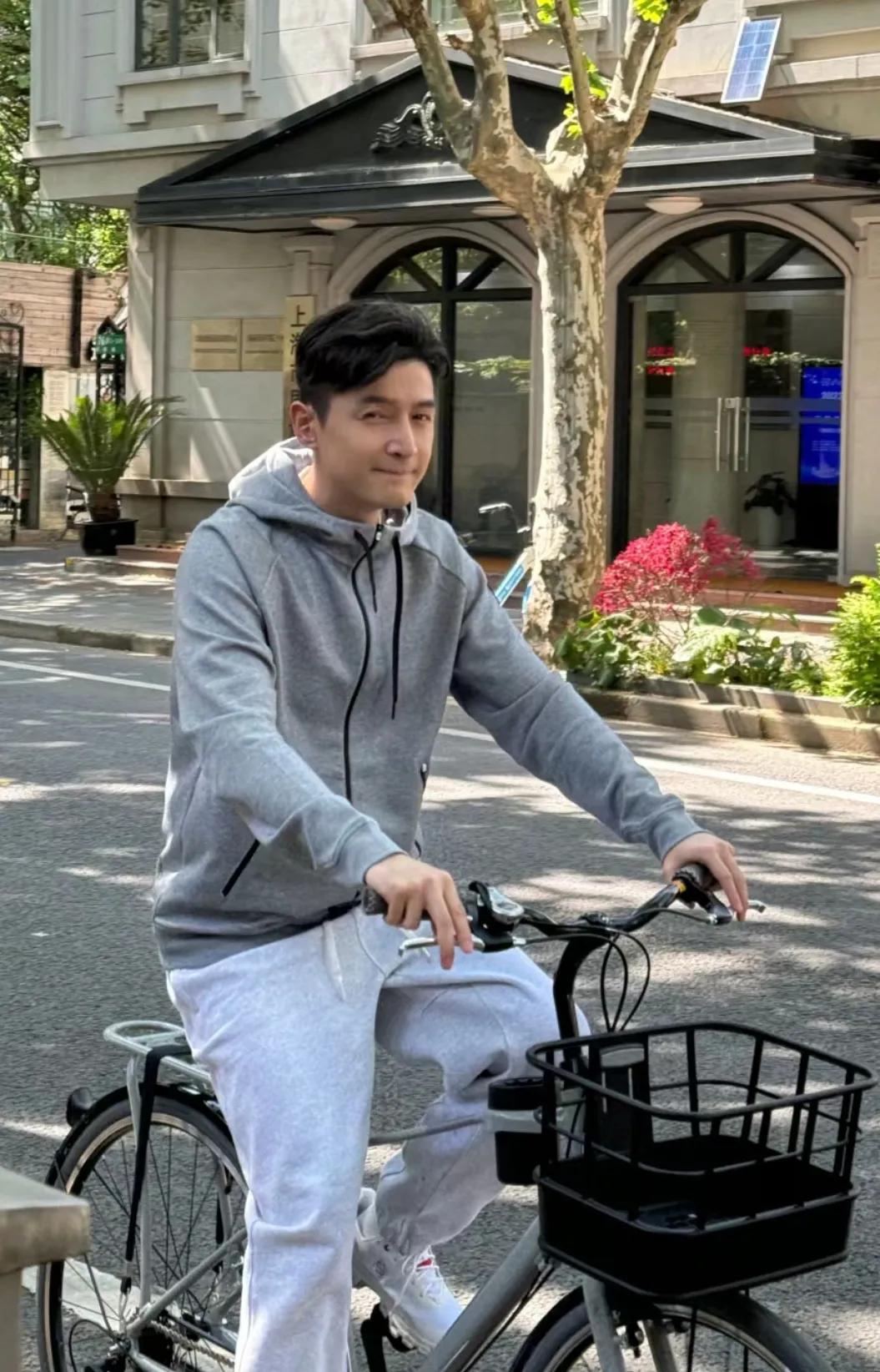 胡歌近距离拍摄
随便路人拍都这么帅
明星和普通人真的有壁
41岁的胡歌好像个大学