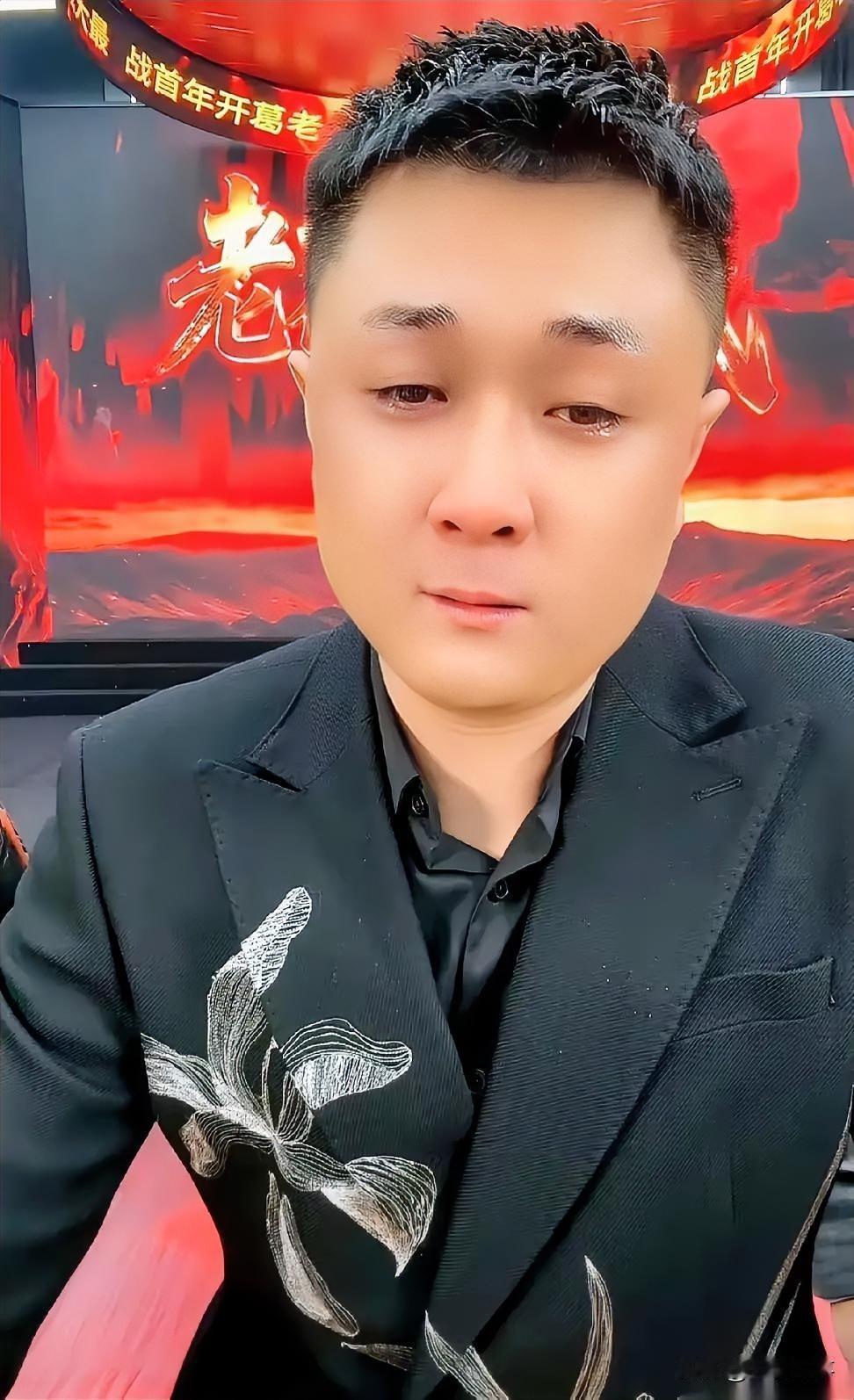 丁老五大夸特夸太原老葛的人品：
老葛不上歌厅，不搞乱八七糟的，真实的老葛一顿饭就