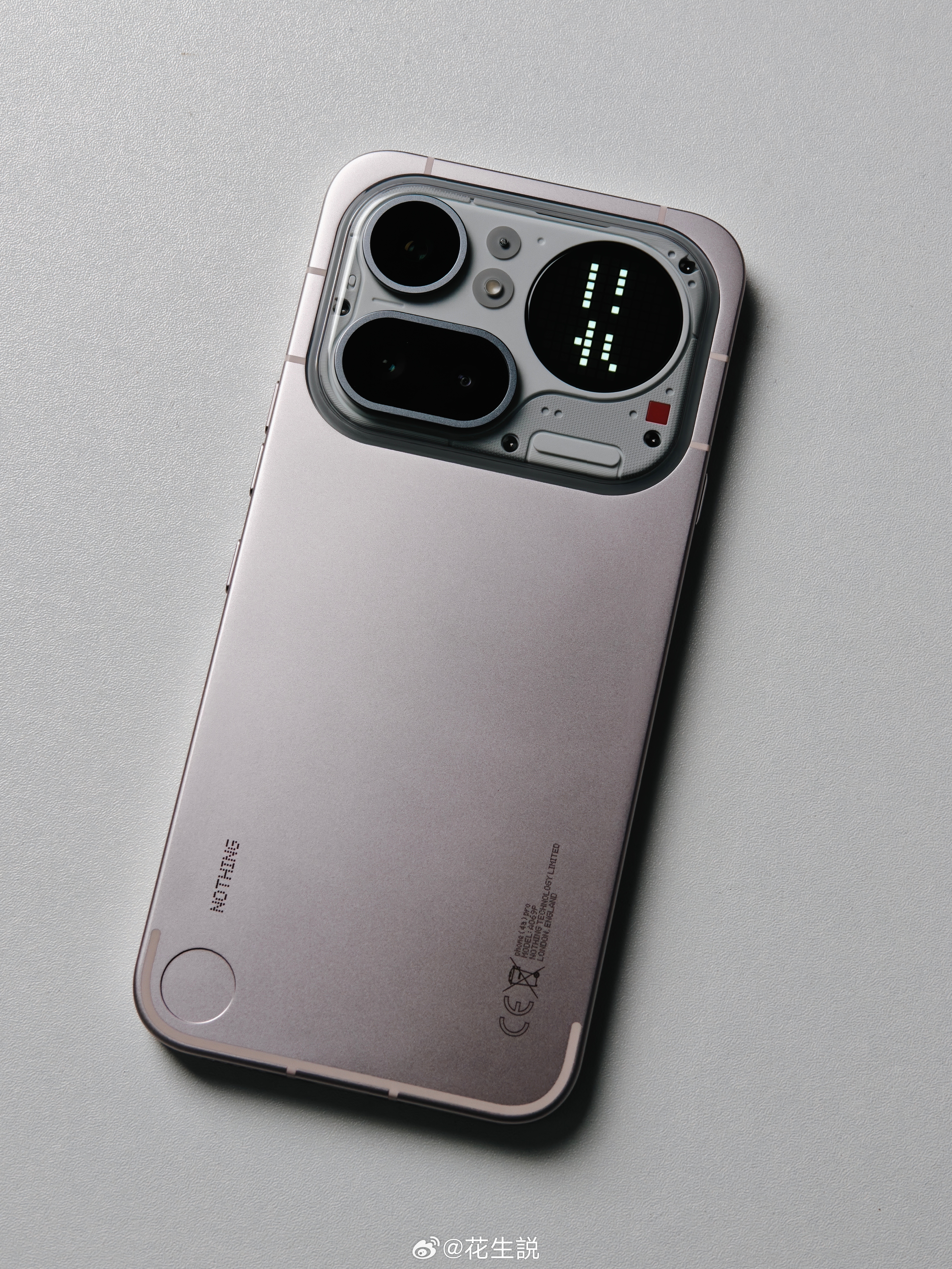 NothingPhone（4a）Pro这次的全金属机身，加上独特的Glyph屏幕