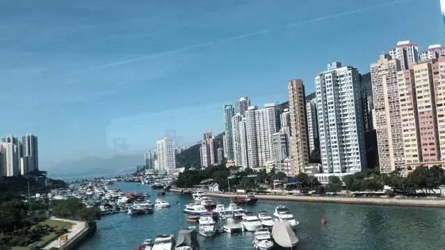 香港岛南岸翠绿山丘碧蓝渔港，无限风光岁月静好。