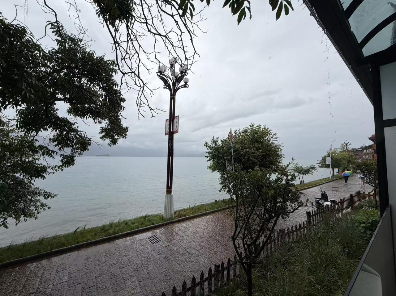 云南丽江泸沽湖，湖面海拔约为2690米，7月7日下雨，最高温度21ºC，最低温度
