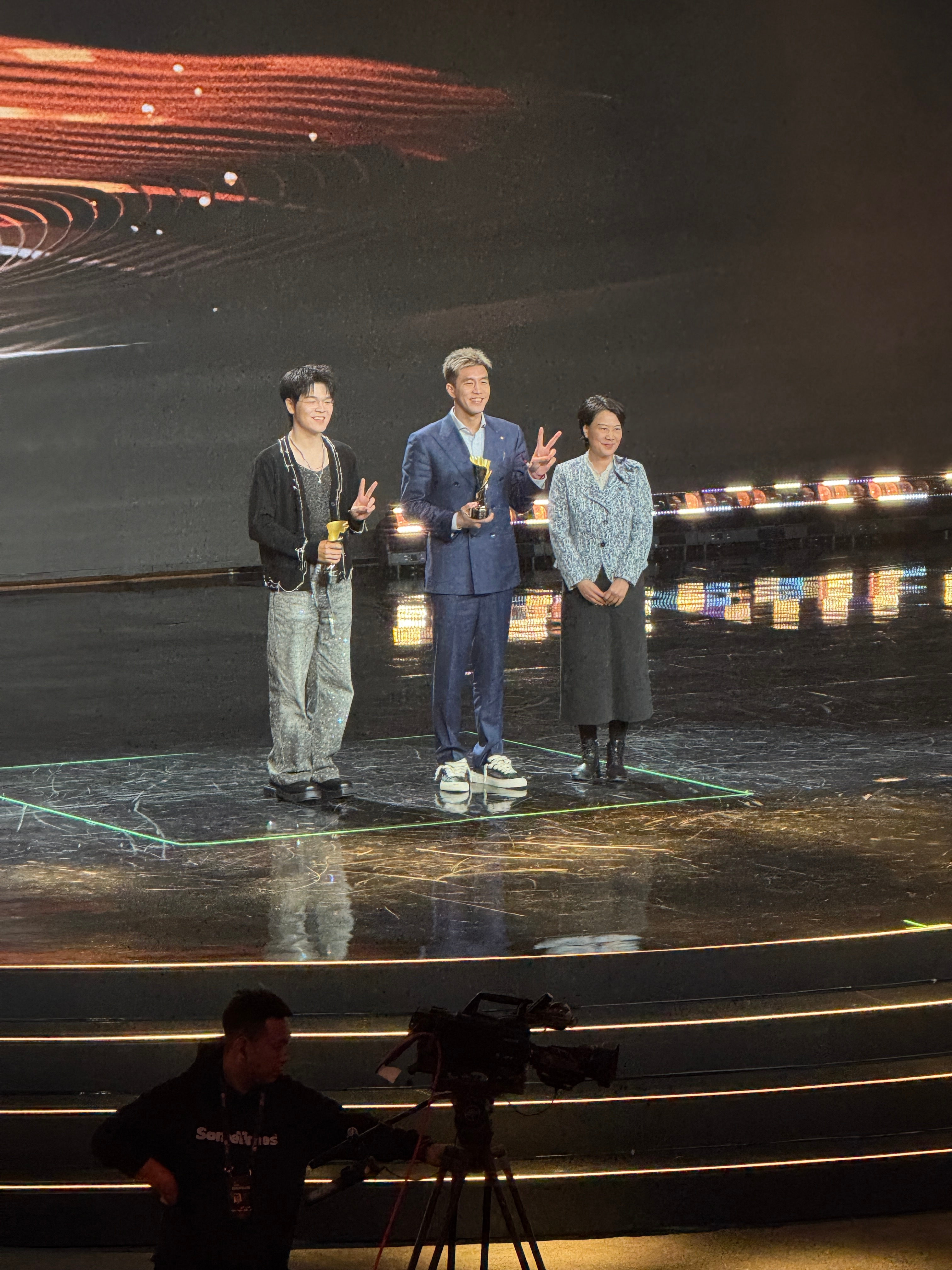 上， 与 同台领奖！ 