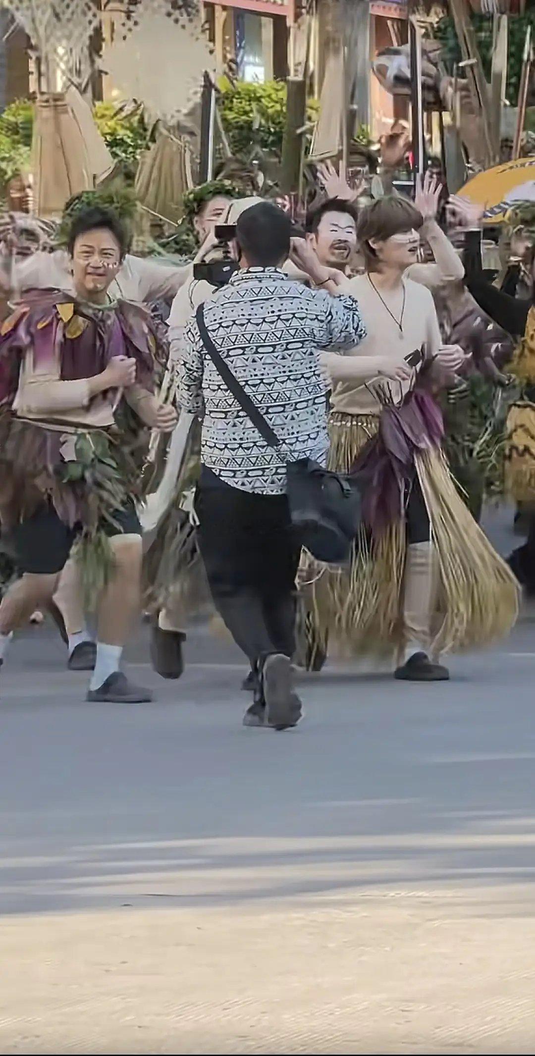 邓超录《五哈》的时候，穿的衣服特别有特色，看着可欢乐了！网友都笑说，他看着比本地