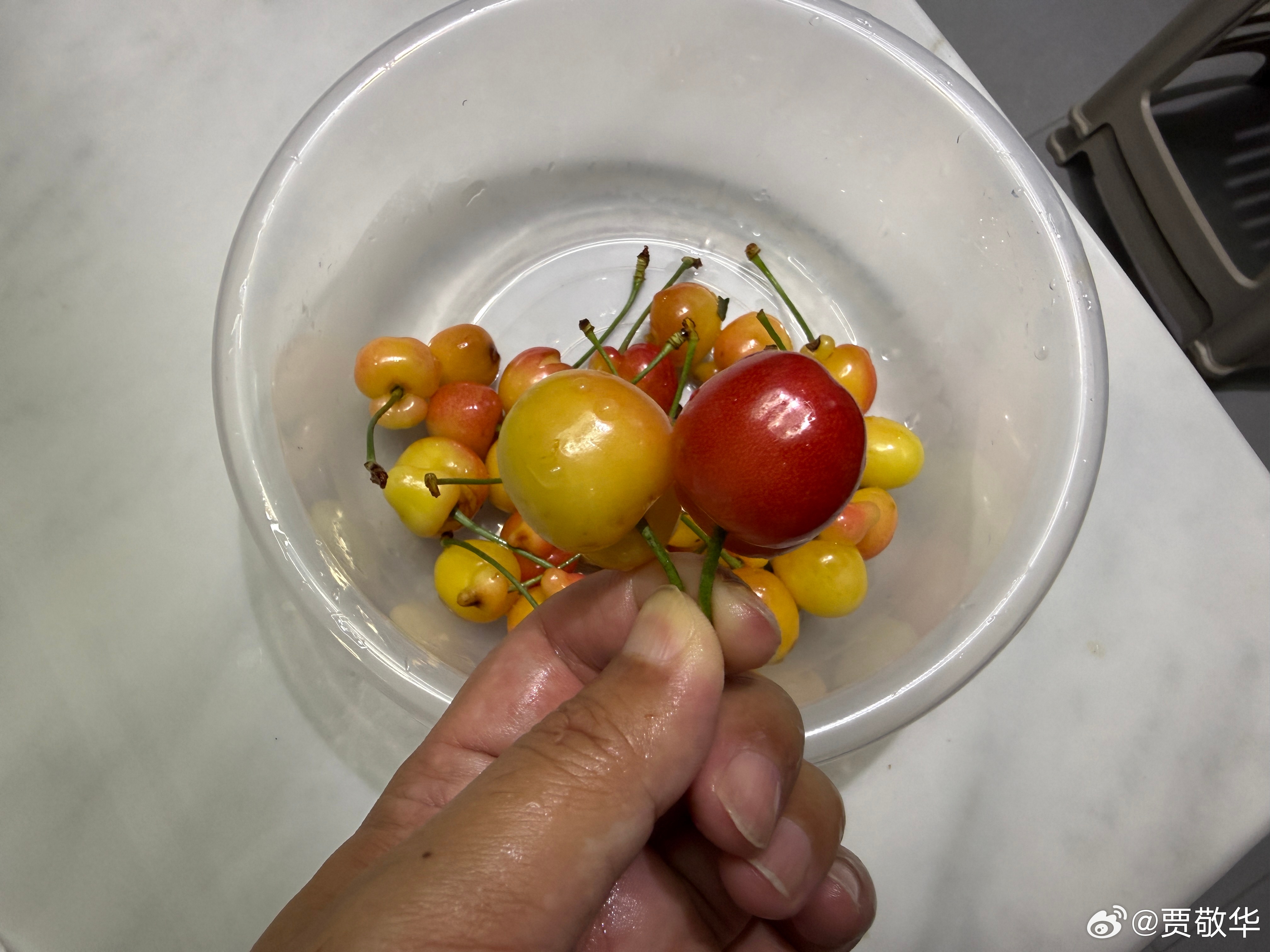 刚才回家路过水果摊，这么大个头的樱桃5块钱一斤，真的太便宜了，比某多的价格还便宜