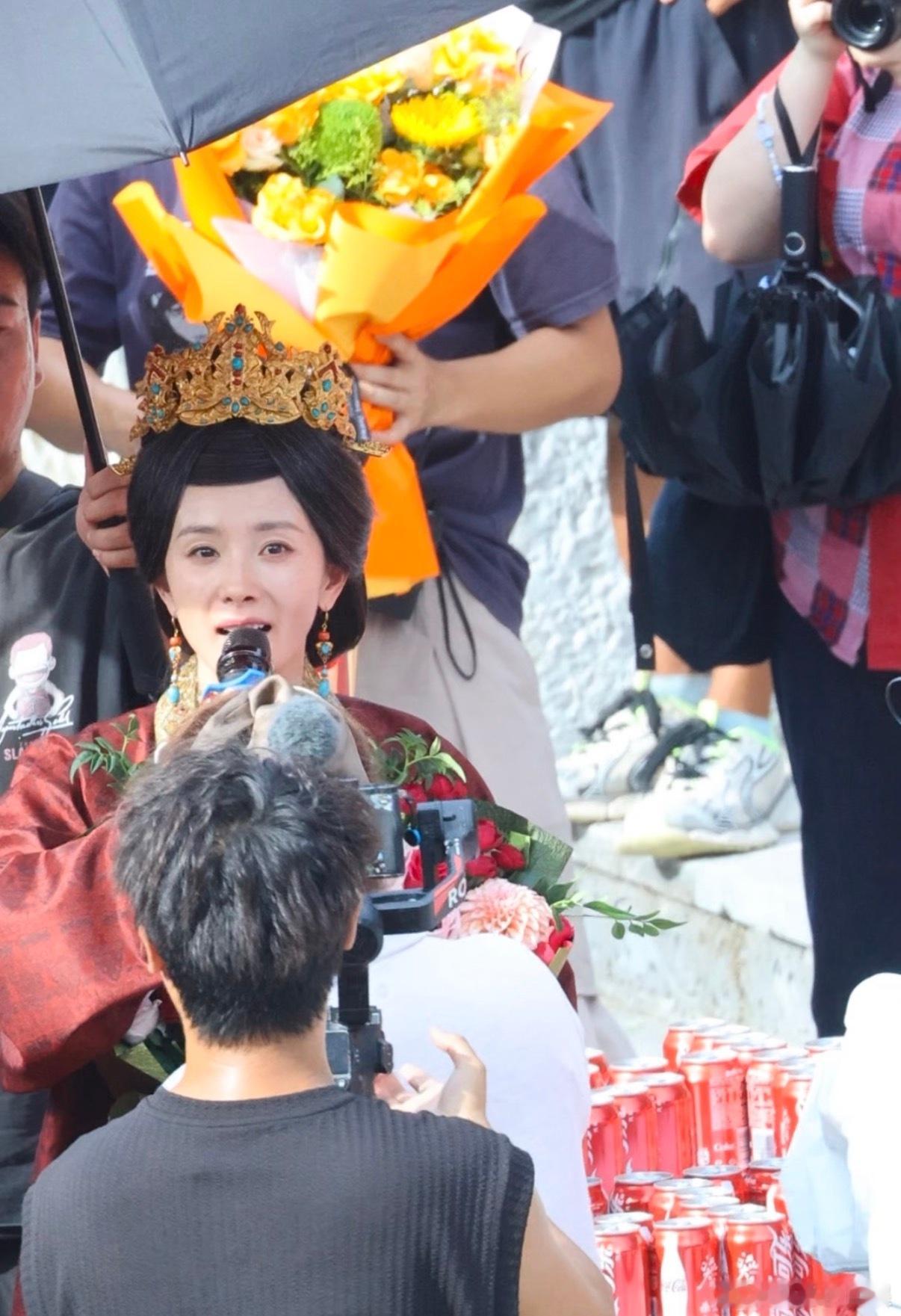 杨幂江山大同杀青大合照杨幂江山大同杀青捧花照 终于杀青了，期待与冯湮儿的早日相见