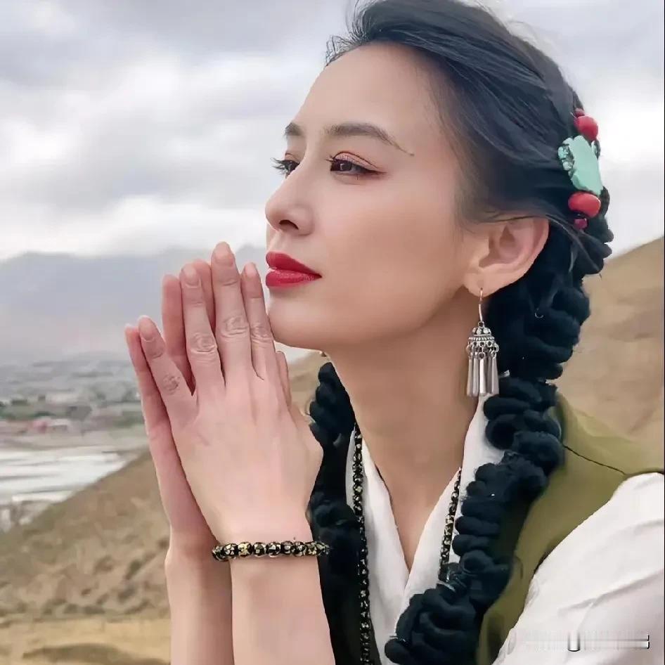 黄圣依在影视界是最幸福的
  她有疼爱自己的老公杨子，生下两位男宝宝，有家族企业