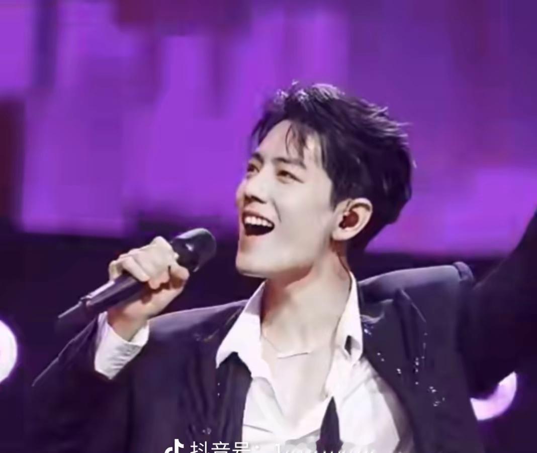 肖战进组了，《小城良方》开拍。
回老家当医生，不是演戏，是真往人堆里扎。
导演张