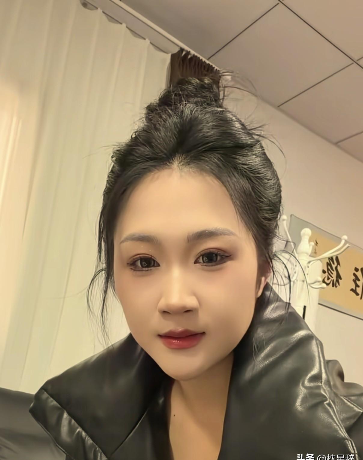 你的主播正在被‘淘汰’。
不是被新人卷死，而是被线下舞台的4K高清镜头，一帧一帧