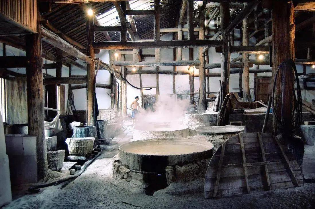 在现代盐业化工生产线出现前，古人如何获取并提炼食用盐？
在现代盐业化工生产线实现