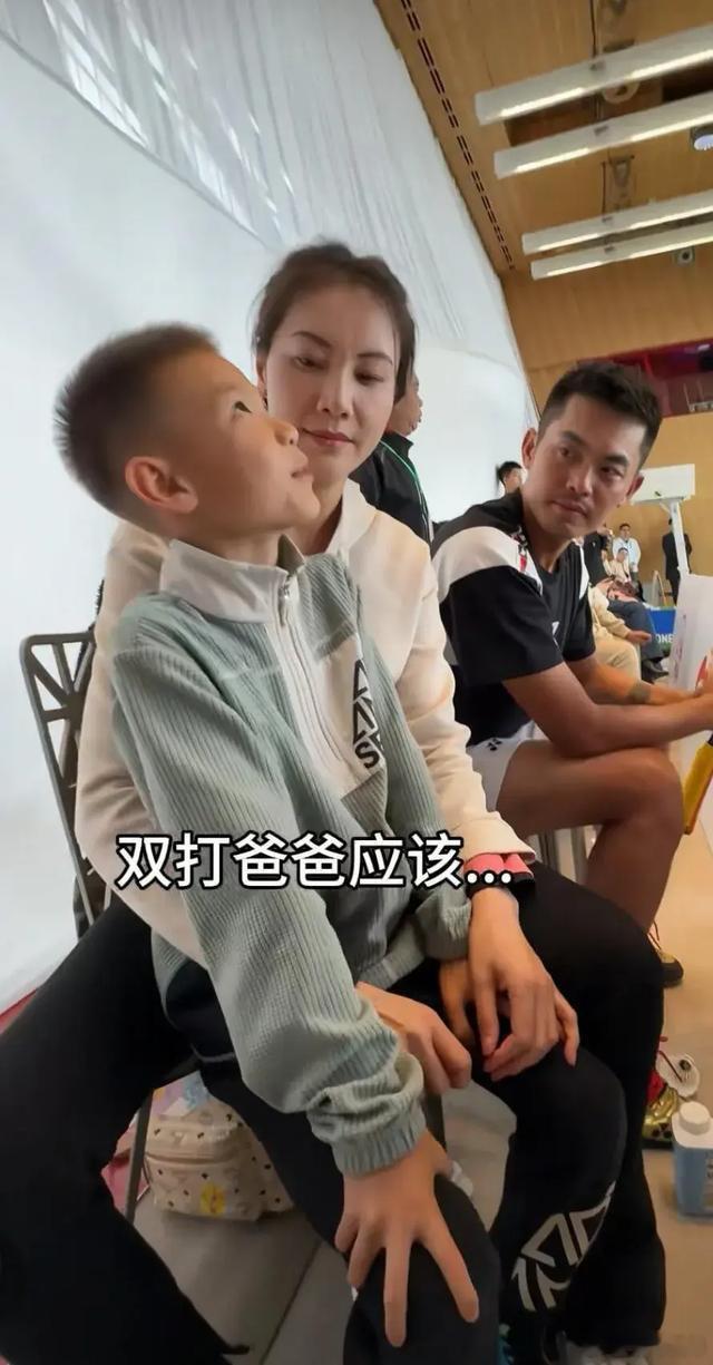 林丹出轨8年后，选择隐忍的谢杏芳与丈夫同框，眼里爱意全无啊 