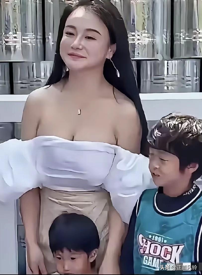 哪个家长会像冉莹颖这样穿着，
去参加孩子的家长会？
读过北大，上过央视，咋就这样
