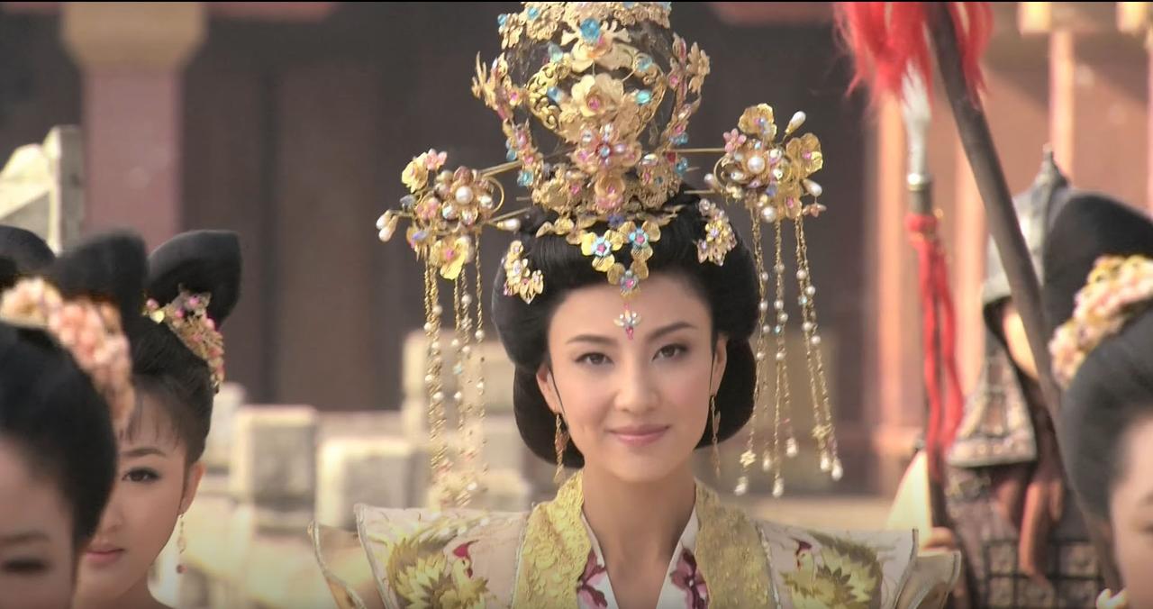 薛平贵母亲戴的头冠富丽堂皇，而她本人也透露出一种温柔贤淑的气质。
#薛平贵与王宝