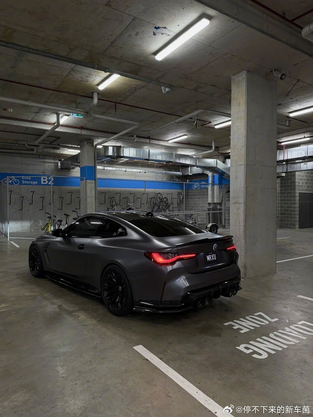 BMW M4，碳灰色有多帅无需多言了吧