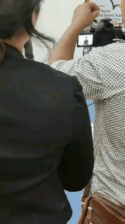 名气大了到哪儿都是大牌
莎莎被亚锦赛官方请去做宣传片
但见她落落大方
一口标准的