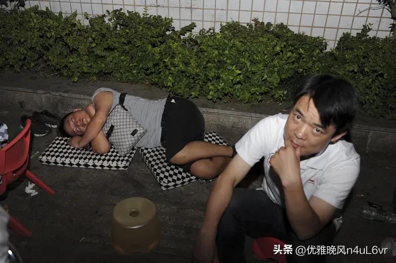 小张去年考研失利，查分后把自己锁在房间哭了一整天，觉得努力付诸东流。此后数月，他