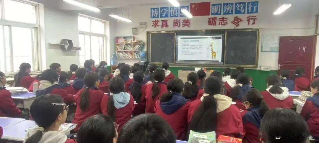 12月11日，宁强县燕子砭镇初级中学开展了青春期心理健康教育，活动以线上形式进行