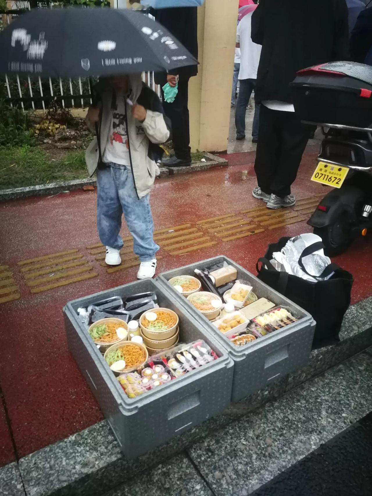 今天下雨，去接娃。正在校门口等着，一个年轻女人着电瓶车过来，放下后座上5、6岁的