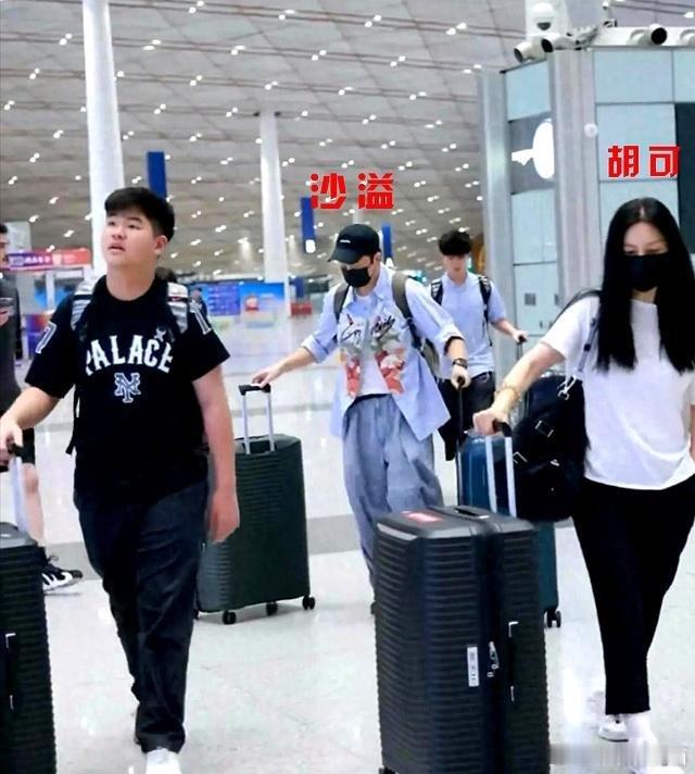 沙溢夫妇送两个儿子出国留学，胡可不断叮嘱，兄弟俩长相实在太像爸爸 ​​​