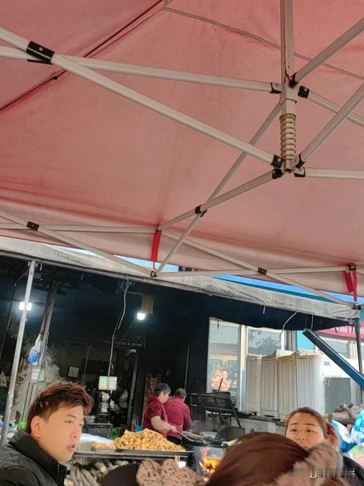 来河南就喝胡辣汤，一家烟火气十足的早餐店，生意火爆，口感正宗！