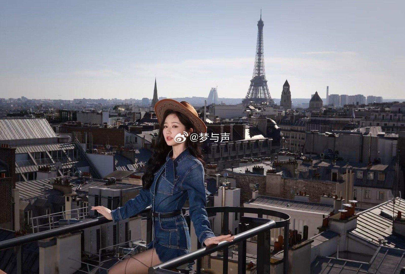 岳雨婷时装周街拍大事很妙 这组街拍把酷和柔糅在一起了，牛仔套装穿在她身上又帅又软