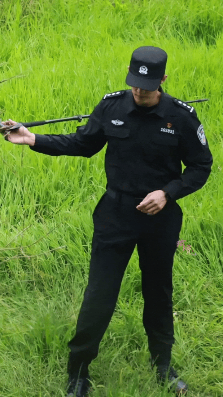 艾闻作恶多端，今天这么多张图让我挑不出一张像现偶男主该穿的造型！还是警服最好看！