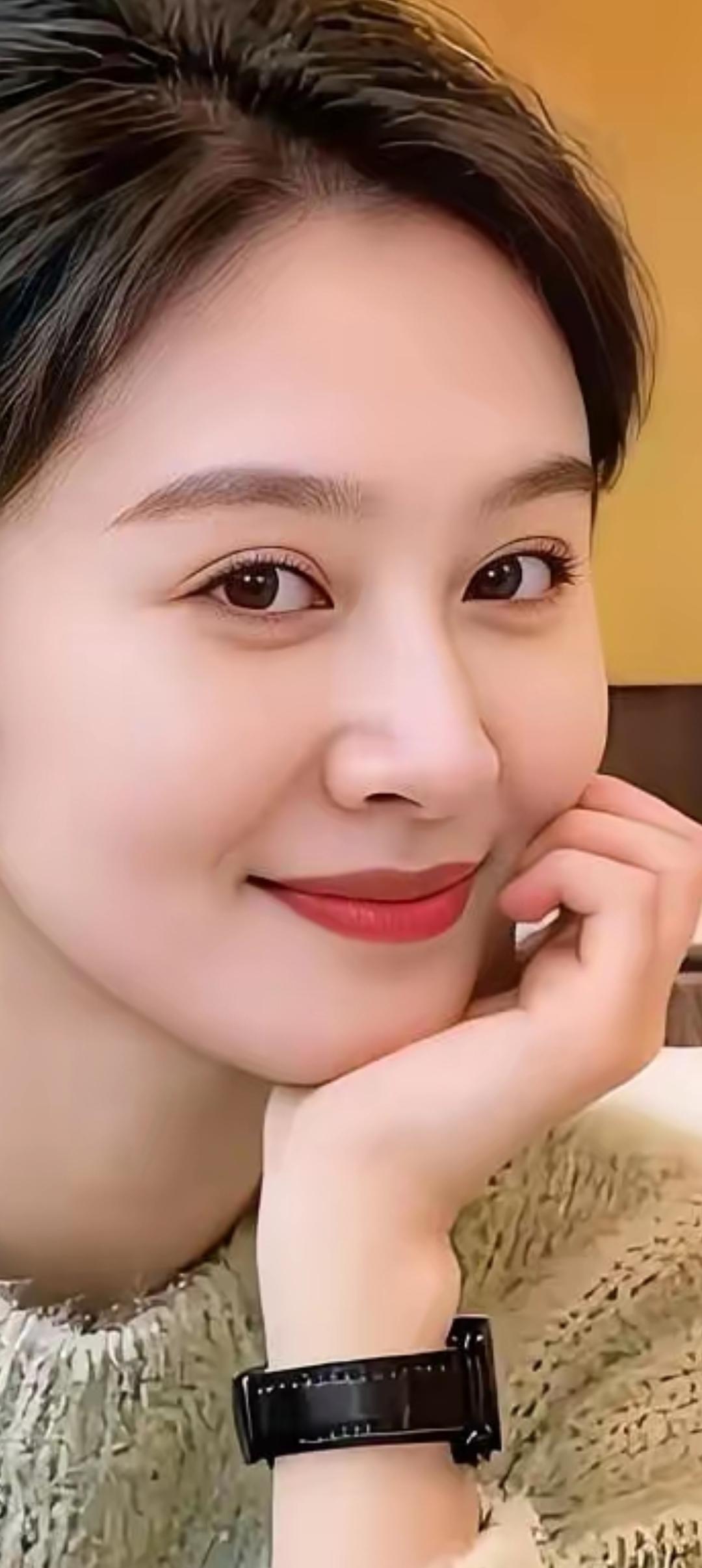 温柔甜美的微笑，散发着自信与魅力！😊✨