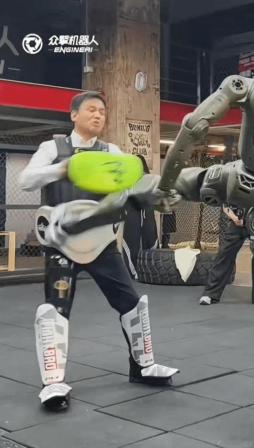 年度最野发布会：机器人踹翻CEO 领导打窝 员工暗喜 