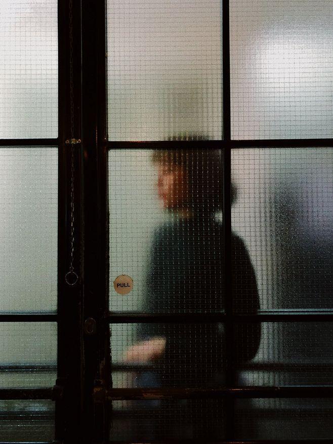 我宁愿大家都承认有一些痛苦是不能和解的，我最讨厌人说经历过痛苦才能成为更好的人。