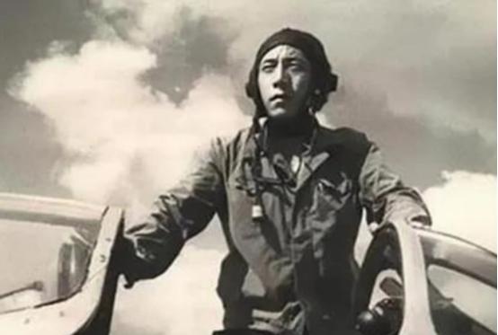 1990年，叛逃至苏联的飞行员王宝玉心中很激动，终于能去美国了。岂不知，王宝玉刚