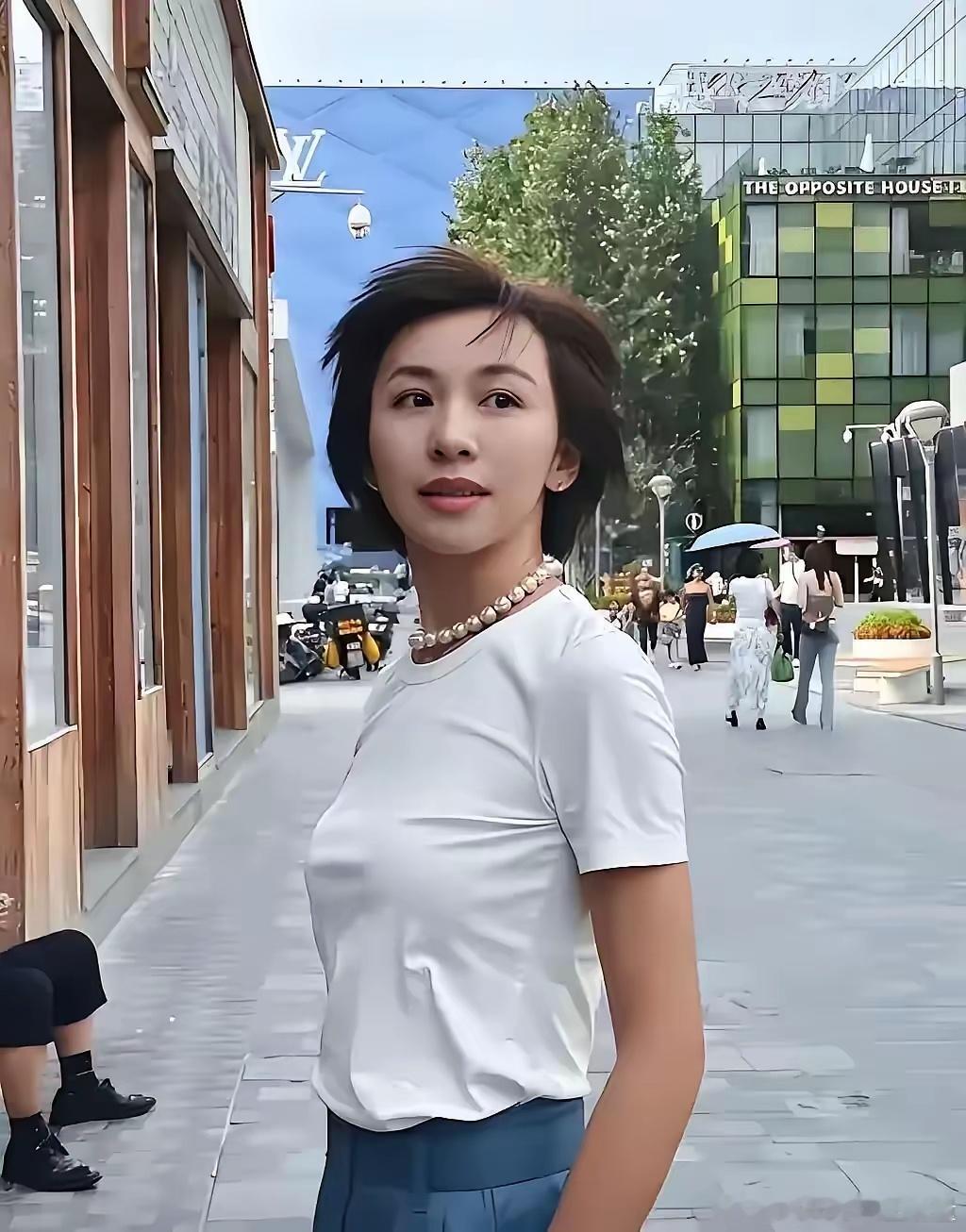 欧阳夏丹称，最近有人说我离婚了，其实我没离婚，因为我没有结婚。也总有人问我，不结
