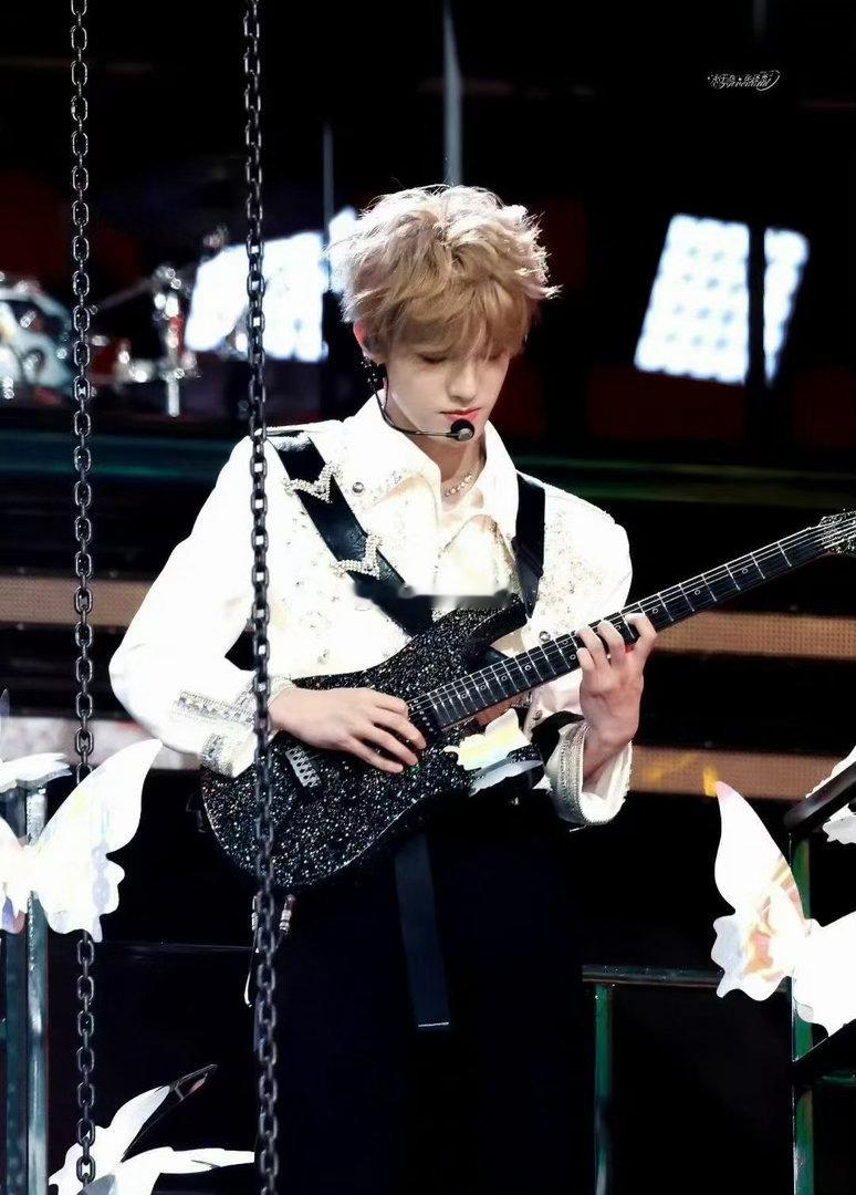 张泽禹19岁生贺照 他在舞台上唱歌的时候，整个世界都安静了。19岁，愿这份安静的