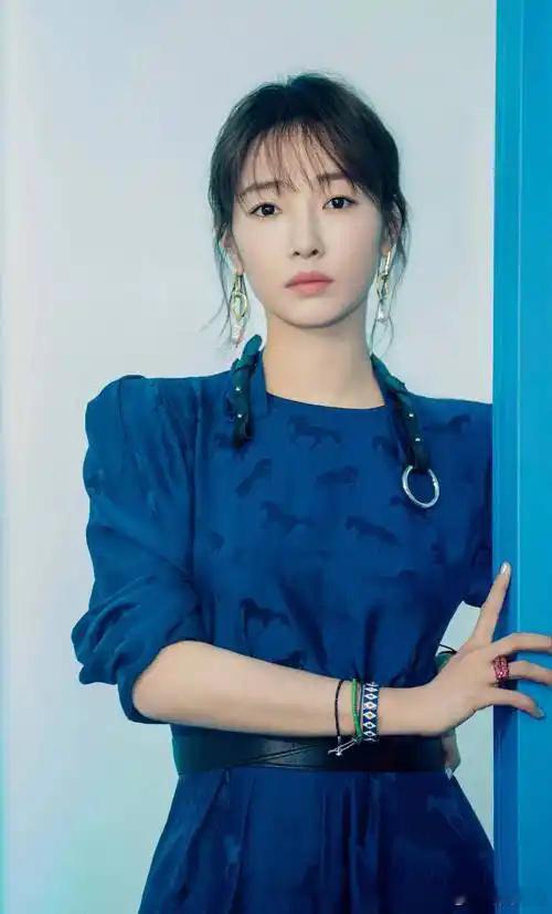 白百何首晒二胎儿子！白百何与张思麟在感情方面都经历曲折，之前在白百何被舆论攻击，