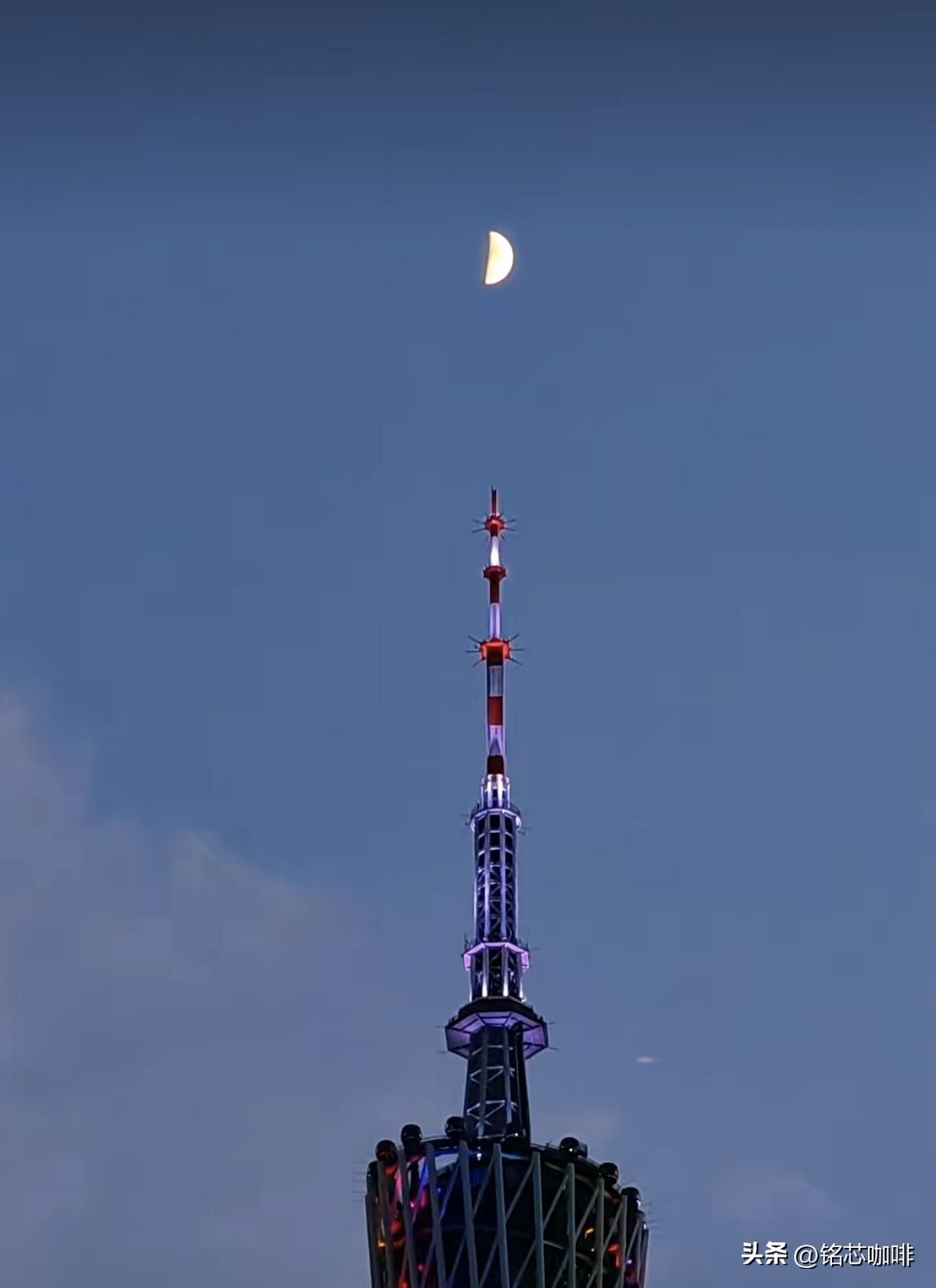 九月初九重阳节，广州塔又上的
上弦月🌓刚好亮了一半，古人登高
远望看到的应该也