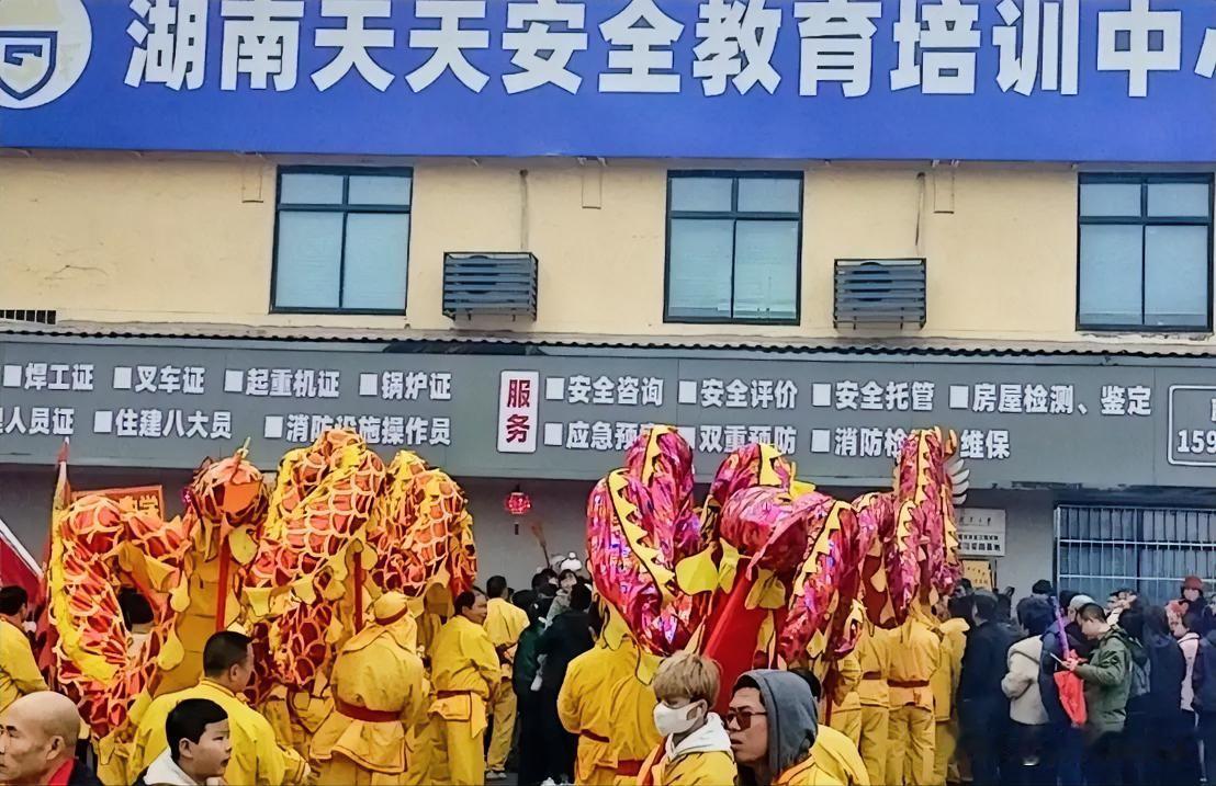 互联网时代，人人可是促进社会进步的宣传者，如何握准宣传之笔极为重要。
今天七一，