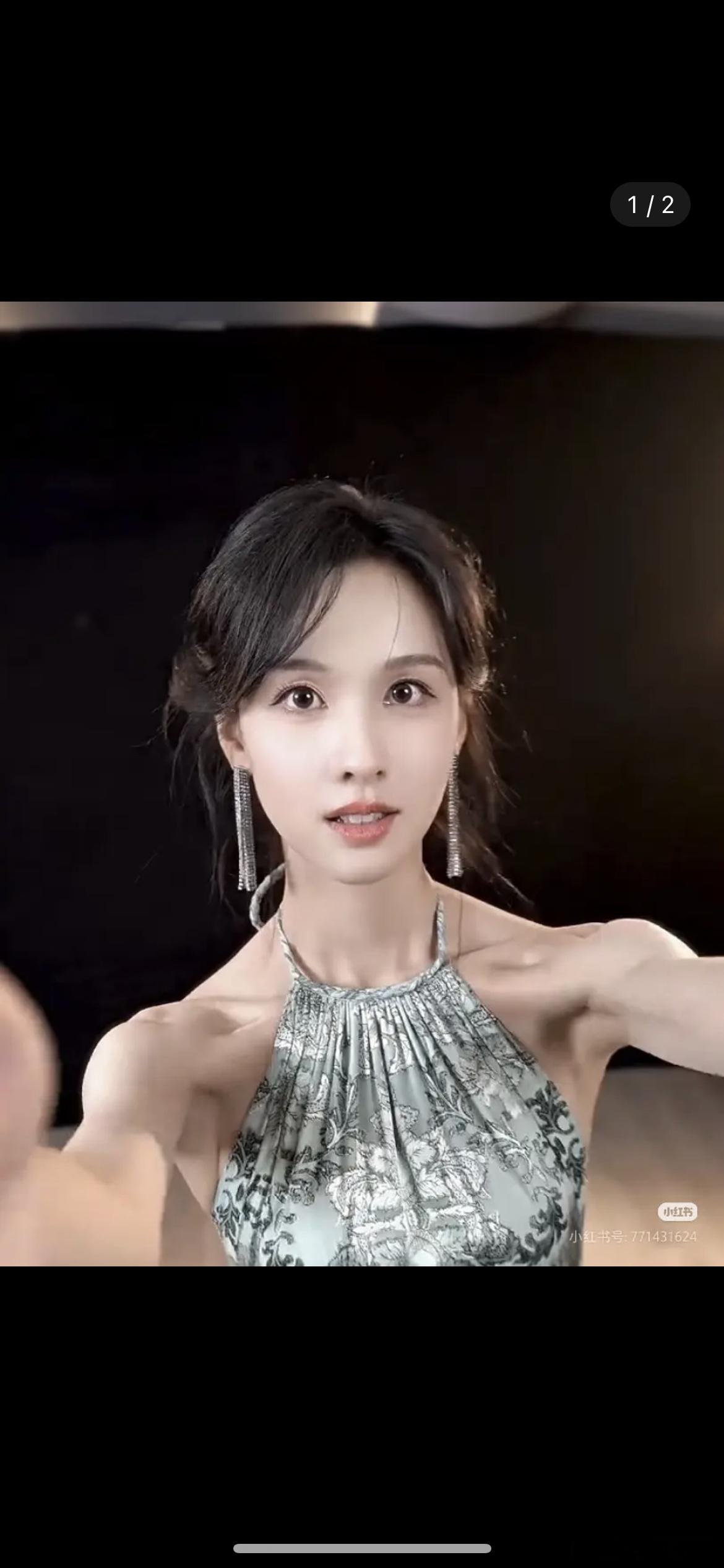 陈都灵的肩膀怎么看起来有点鼓包 ​​​