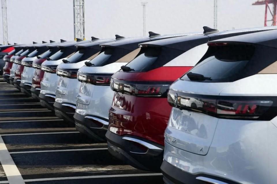 这两年总有人说，国产新能源就是窝里横，老外根本瞧不上。结果比亚迪巴西工厂刚接了个