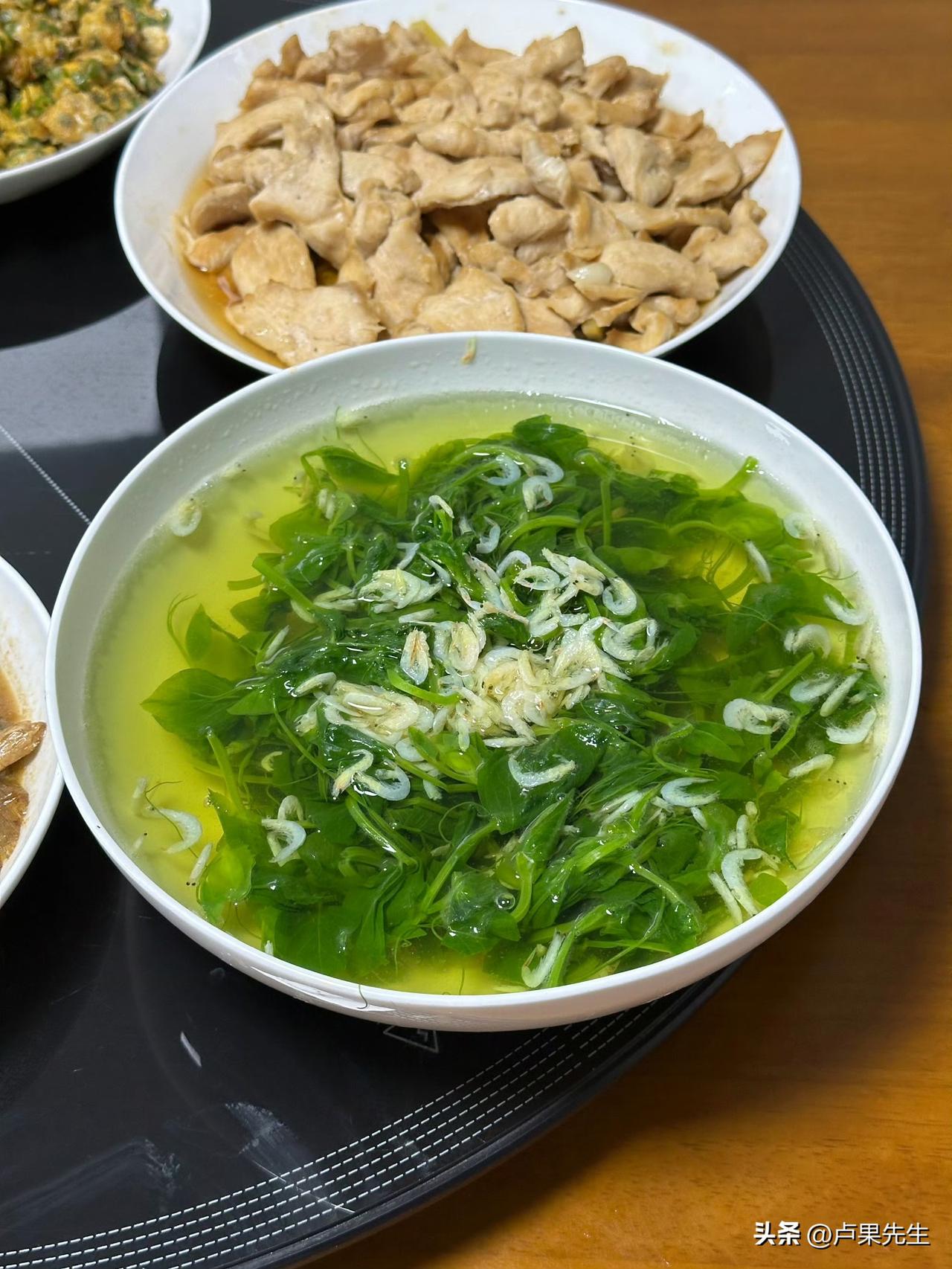 在镇上大众饭店，蒸一大盘鸡胸肉，配上一碟烧烤料，慢慢享用。清淡又对胃口，简单也很