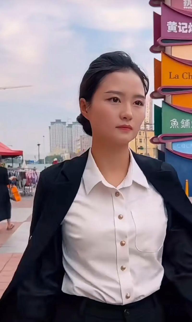 身怀绝世功，
须眉败下风。
保镖闫月霞，
谁不晓大名。