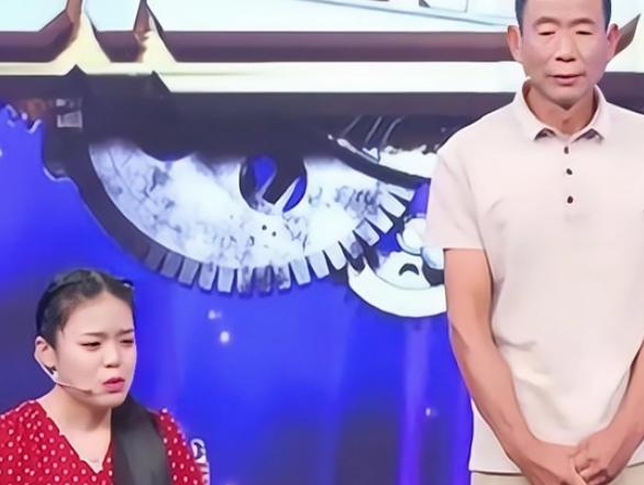 1997年，男子在路边捡到一个被遗弃的女婴。女孩患有先天性脊椎断裂，大小便失禁、