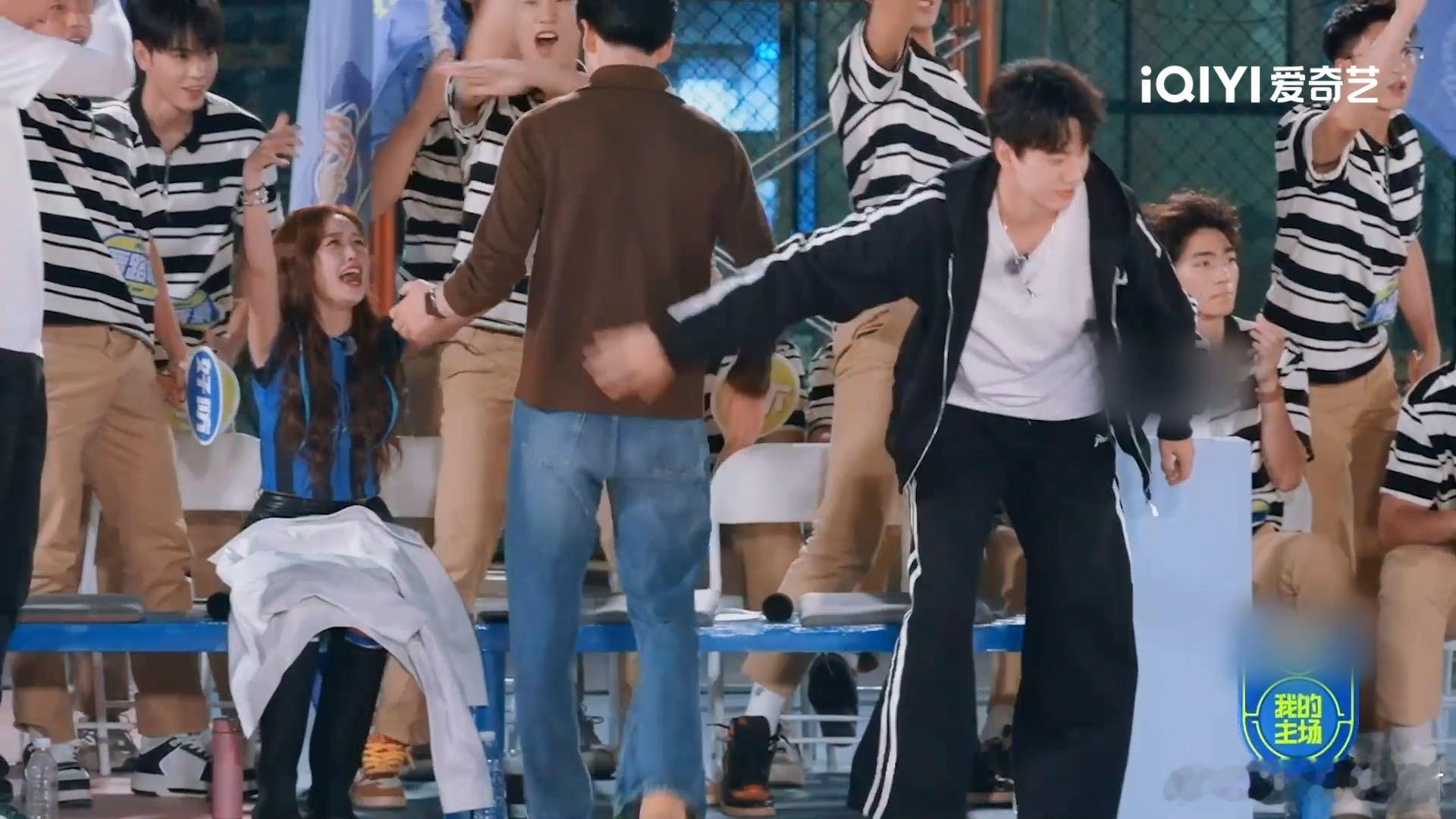 张云龙庞博一个冲一个拦  还没看这期 我的主场 ？张云龙激动得要冲进场，庞博忙着