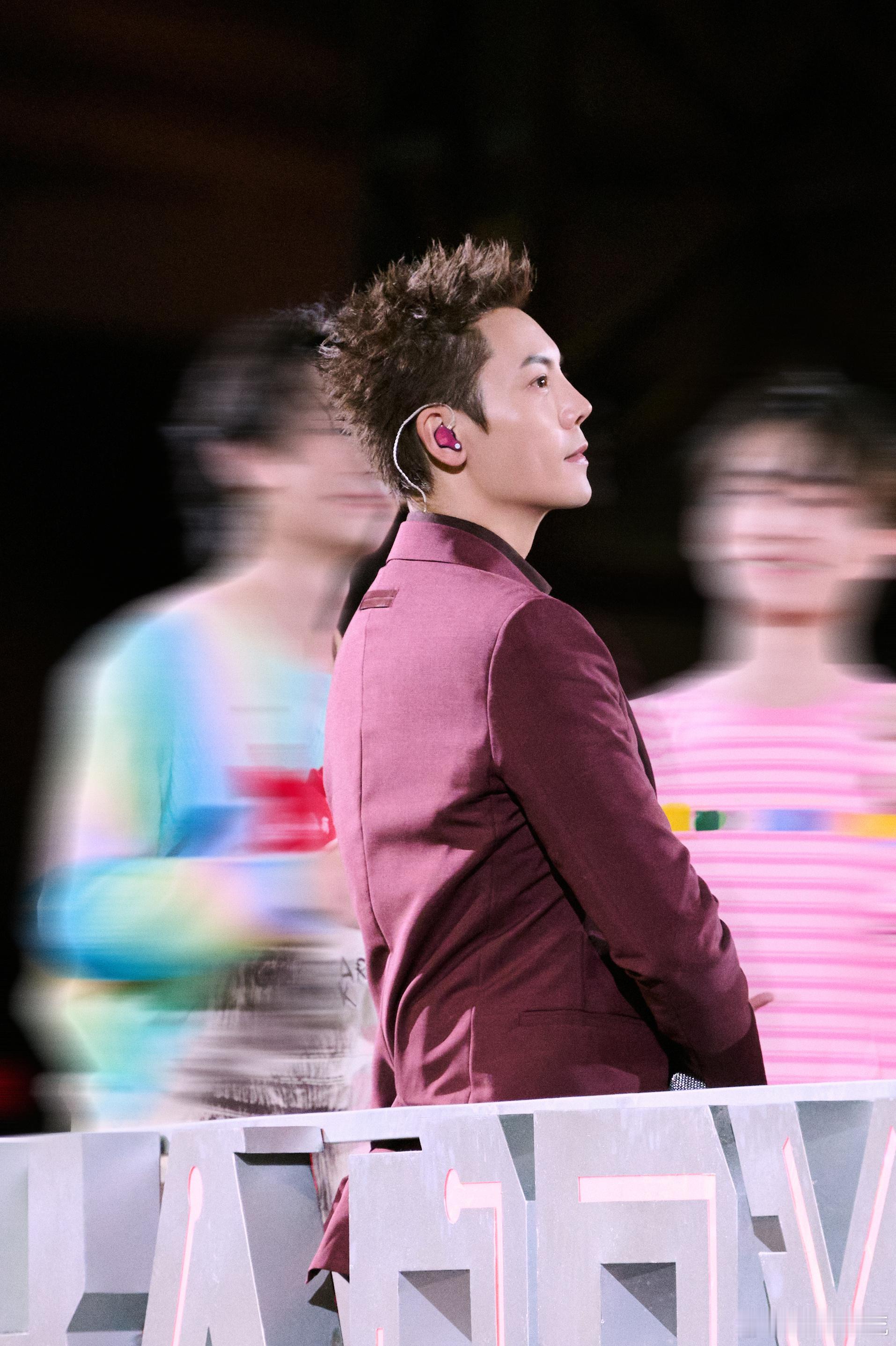 有陈伟霆的态度干什么都会成功霆不下来 陈伟霆的跨年vlog全是态度，从排练到舞台