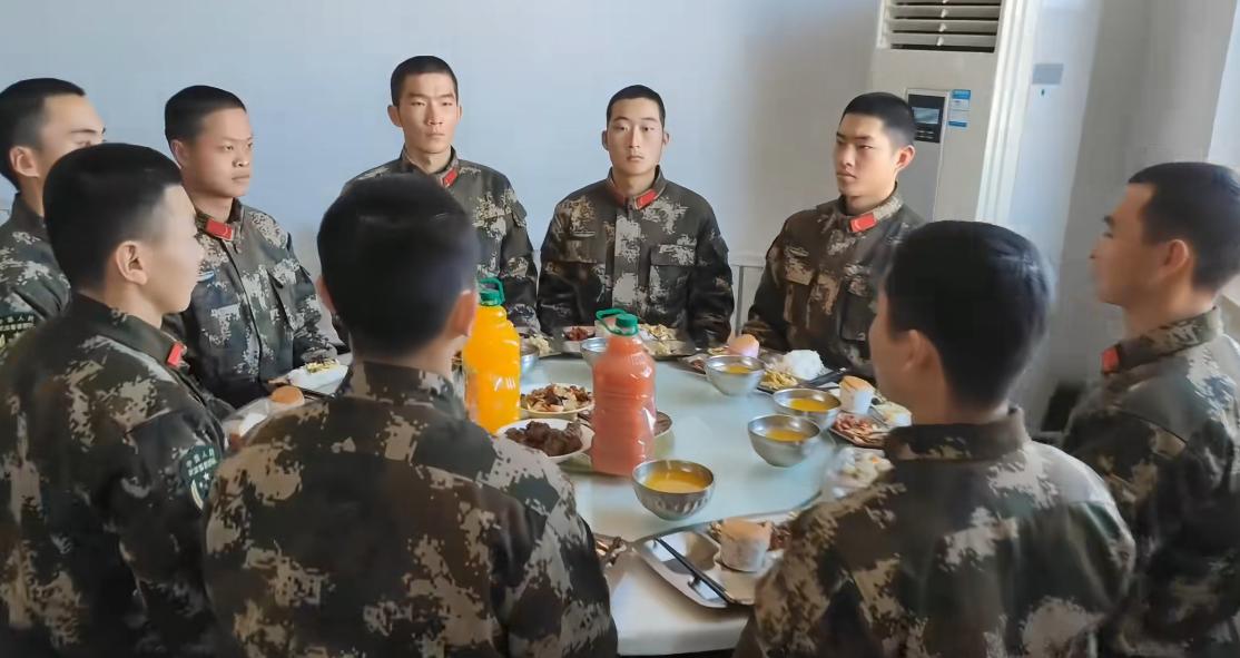 很多男生入伍前平平无奇，当兵两年直接颜值逆袭！这可不是滤镜加持，军营专属改造bu