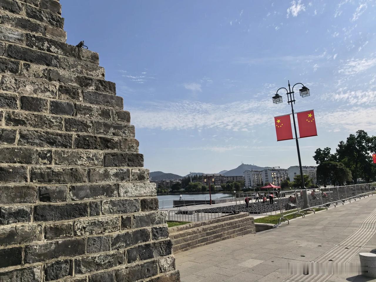 9月15日，湖北省旅游大会就要在襄阳举行了。护城河边无人机表演已经就绪，国旗也挂