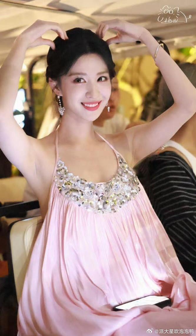 王楚然穿上这种宽松睡裙，反而更显女人味了。 